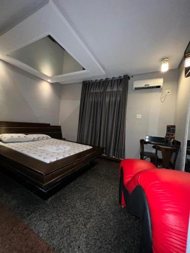 um quarto com uma cama e uma secretária. em Motel Vitoria Reggia em São Vicente