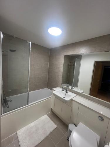 uma casa de banho com um lavatório, uma banheira e um WC. em Modern 1 Bed Flat in Colindale, London em Colindale