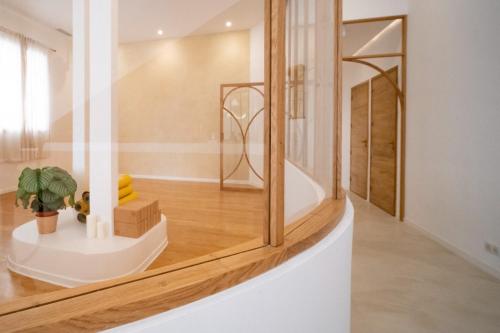 Cette chambre est dotée d'un mur en verre et d'une baignoire. dans l'établissement - Maison ŪMA - Mer et centre -, à Marseille