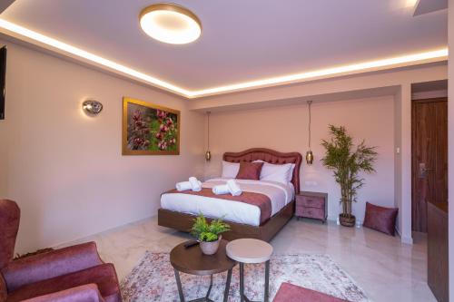 Postel nebo postele na pokoji v ubytování FLOARA DI MUNTE Forest Luxury Suites