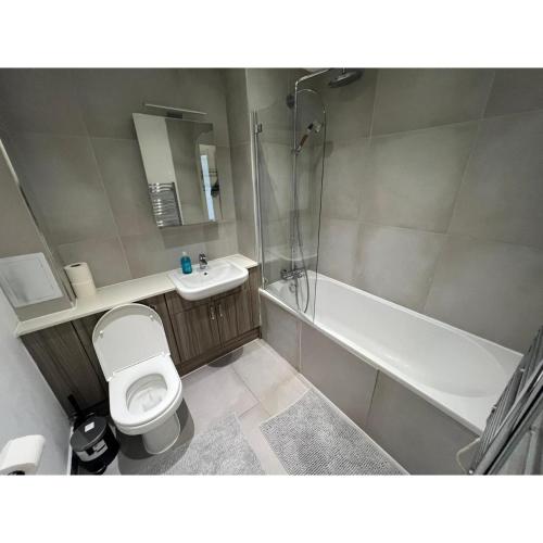 a bathroom with a toilet and a sink and a shower at Spacious 1 Bedroom Flat in Kilburn Park F55 in London