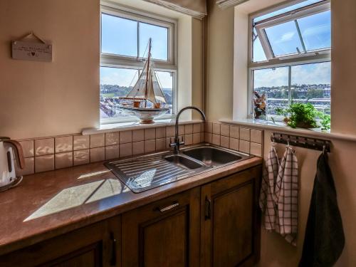 ウィットビーにあるKirkby Houseのキッチン(シンク付)、窓際のセールボート
