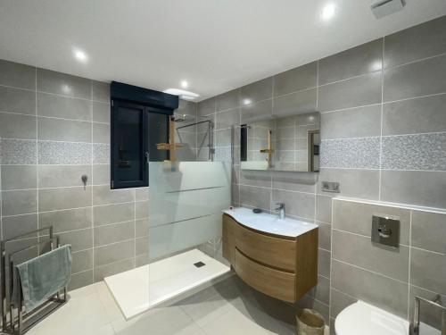 une salle de bain avec un lavabo et des toilettes dans l'établissement Entre st Raphael, st Tropez a 200M des calanques, aux Issambres