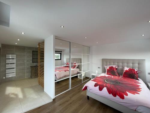 une chambre avec un grand lit avec des oreillers rouges dans l'établissement Entre st Raphael, st Tropez a 200M des calanques, aux Issambres