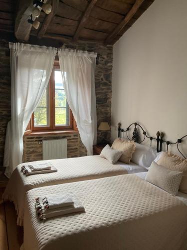 a bedroom with two beds and a window at Casa Milia in Santa María