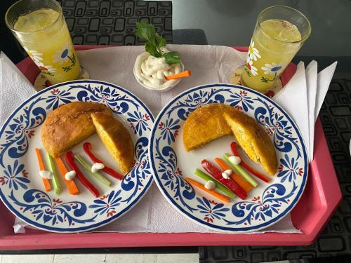 dos platos de comida en una bandeja roja en HOTEL MAR Y MAR, en Santa Marta