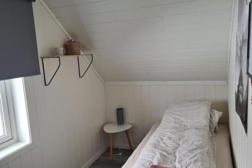 Ένα ή περισσότερα κρεβάτια σε δωμάτιο στο Feriehuset Holmen