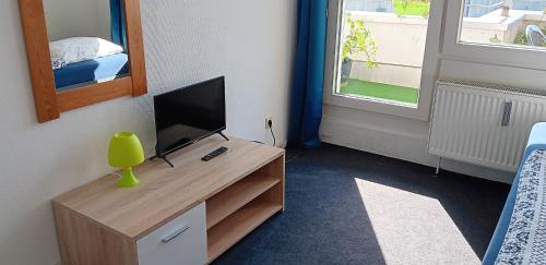 Telewizja i/lub zestaw kina domowego w obiekcie Zimmer zentral in Berlin