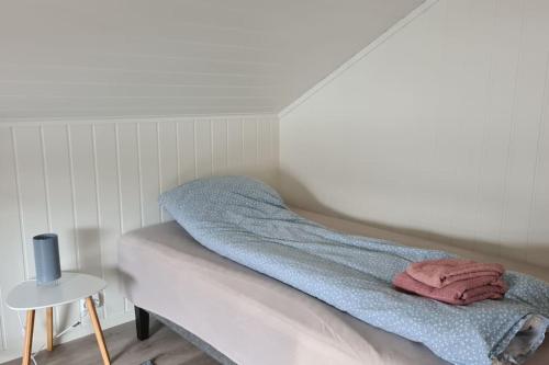 Ένα ή περισσότερα κρεβάτια σε δωμάτιο στο Feriehuset Holmen