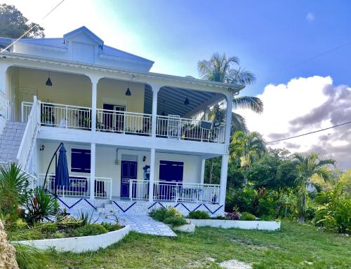 El edificio en el que está la casa vacacional