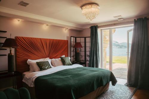 En eller flere senge i et værelse på Ardrhu House Fort William - Serviced Luxury Scots Baronial Country House