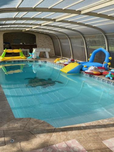 une grande piscine avec de nombreux jouets à l'intérieur dans l'établissement DIVO, à Trans-en-Provence