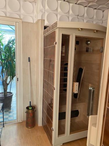 une pièce avec une armoire avec une porte vitrée dans l'établissement DIVO, à Trans-en-Provence
