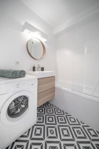 une salle de bain avec une machine à laver et un lavabo dans l'établissement L'Amadéo - T2 Centre-ville & Parking, à Clermont-Ferrand