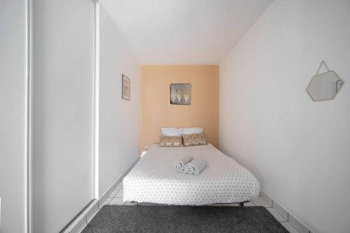 - une petite chambre avec un lit d'angle dans l'établissement L'Amadéo - T2 Centre-ville & Parking, à Clermont-Ferrand