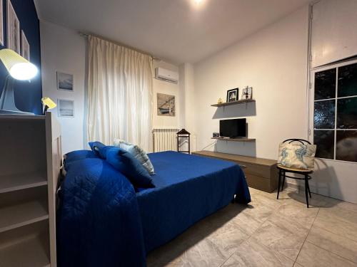 a bedroom with a blue bed and a chair at BluMare ForFamily in Gallipoli