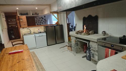 Superbe logement 12 pers famille ou groupe.にあるキッチンまたは簡易キッチン