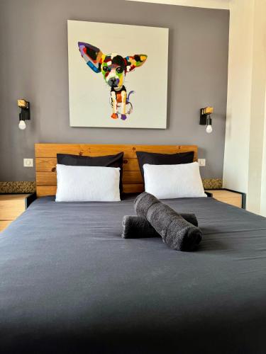 une chambre avec un lit avec une photo d'un chien dans l'établissement Dernier étage, vue panoramique Colline du Château!, à Nice