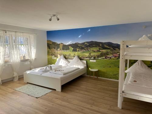 1 dormitorio con un mural con vistas a la montaña en Appartment Moltke en Herbolzheim