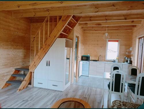 - une cuisine avec un escalier dans une maison en bois dans l'établissement Domek u Natalii, 