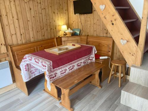een houten kamer met een tafel en een televisie bij Chalet Rekiano à Samoens - 5 pers in Samoëns