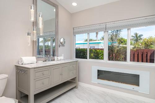 bagno con camino e lavandino di Tropical Waterfront Family Oasis - Amazing Location a Miami