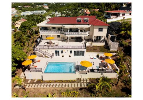 eine Luftansicht eines Hauses mit Pool in der Unterkunft Luxurious Oasis for groups in Rodney Bay Village