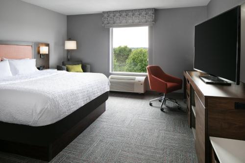Μια τηλεόραση ή/και κέντρο ψυχαγωγίας στο Hampton Inn & Suites West Bend