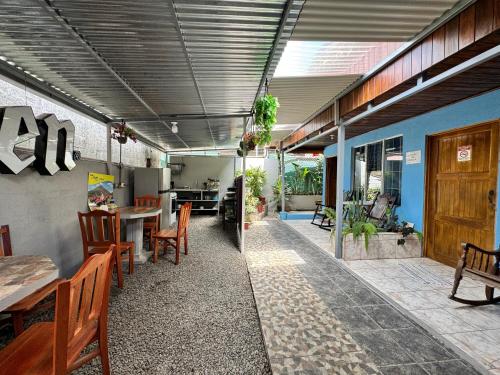 a patio with a table and chairs and a kitchen at Cabinas Las Palmas del Sol in Fortuna