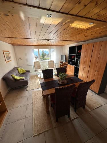 ein Wohnzimmer mit einem Tisch und einem Sofa in der Unterkunft Ferienwohnung Arvenbüel Bergtraum über Amden in Amden