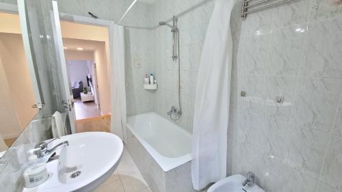 y baño con lavabo, ducha y aseo. en Casa renovada con chill out en Espinosa, en Espinosa de los Monteros