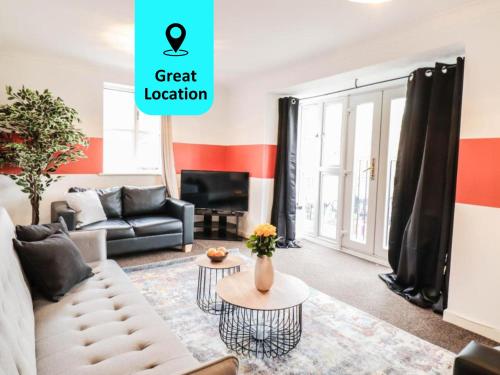 un soggiorno con divano e tavolo di Modern 2BR Apartment in the heart of East London, Fast Internet & Close To Shops a Londra