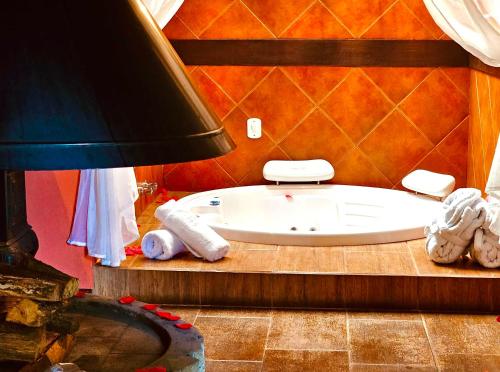a bathroom with a bath tub in a room at Estalagem Wiesbaden in Monte Verde
