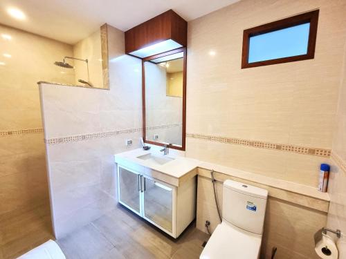 Ένα μπάνιο στο Q Kata Residence