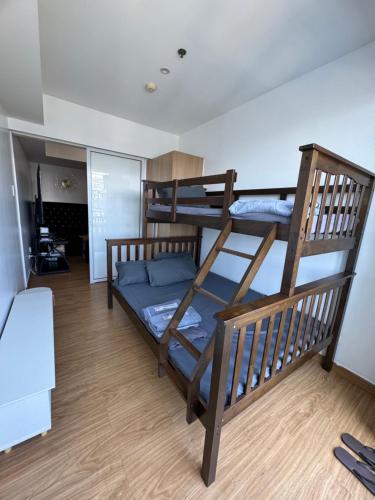 マニラにあるBias Haven Azure Urban Resort Residencesの二段ベッド3組が備わる部屋