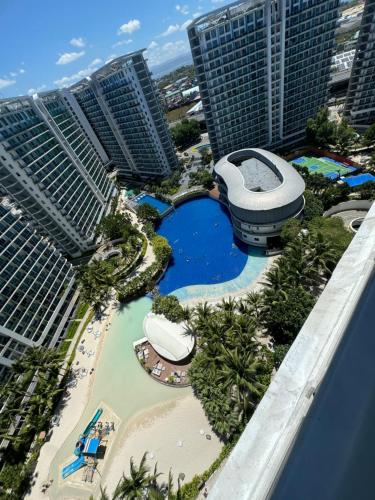 una vista aérea de un complejo con piscina y edificios en Bias Haven Azure Urban Resort Residences en Manila