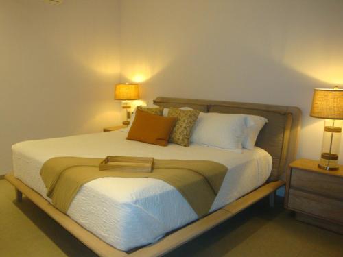 1 dormitorio con 1 cama grande y 2 lámparas en Romance en Sail View Vallarta, en Puerto Vallarta