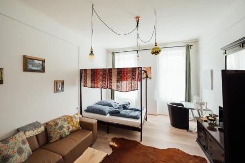 ein Wohnzimmer mit einem Sofa und einem Bett in der Unterkunft The Orient Express No.22 in Wien