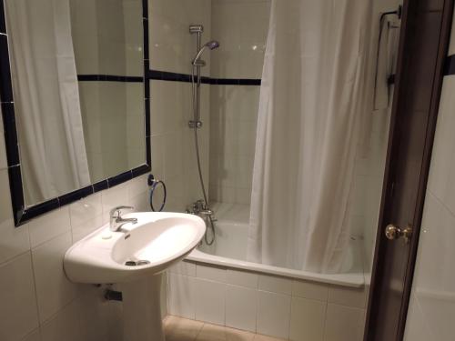 uma casa de banho com um lavatório e um chuveiro em Hotel La Fonda del Califa em Arcos de la Frontera