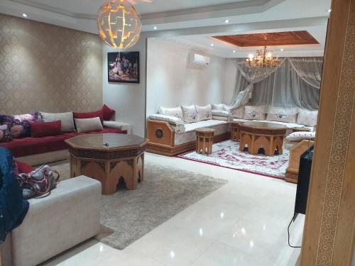 sala de estar con sofá y mesa en الدار البيضاء بوركون, en Aïn Harrouda