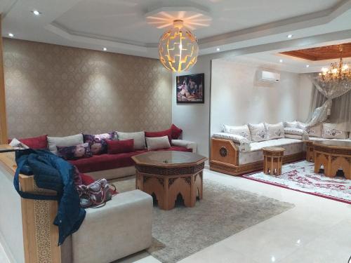 sala de estar con sofá y mesa en الدار البيضاء بوركون, en Aïn Harrouda