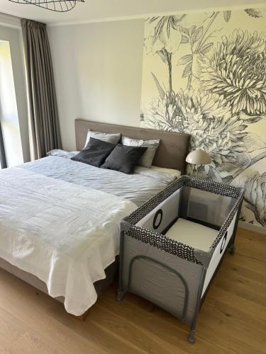 um quarto com uma cama grande e uma mesa em AC seaside apartments Albatross em Ķesterciems