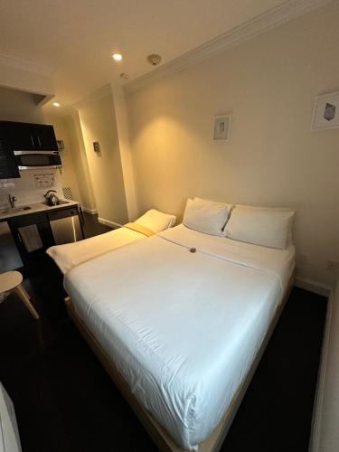 Giường trong phòng chung tại East Village Hotel