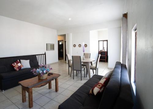 Calvillo的住宿－Casa Roma，客厅配有沙发和桌子