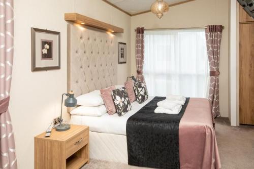 a bedroom with a bed and a window at Stewarts Resort Lodge 16 in St. Andrews