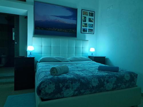 シラクーサにあるOrtigia L'Antico Dammusoのベッドルーム1室(ベッド1台、壁掛けテレビ付)