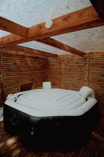 Photo de la galerie de l'établissement Le Chalet Tipi avec jacuzzi et jardin, à Troyes
