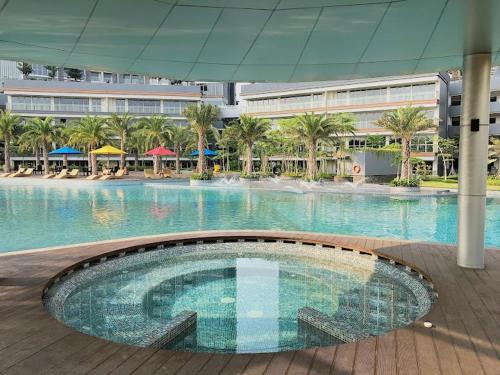 雅加達的住宿－gold coast studio Netflix wifi paris room sofabed，大楼中央的大型游泳池