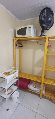 Pokój z 2 łóżkami piętrowymi i kuchenką mikrofalową w obiekcie À 1,4km do Expotrade Pinhais w mieście Pinhais