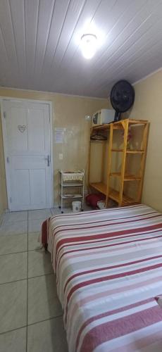 sypialnia z łóżkiem z paskiem w obiekcie À 1,4km do Expotrade Pinhais w mieście Pinhais